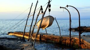 Čln na skalnatom móle