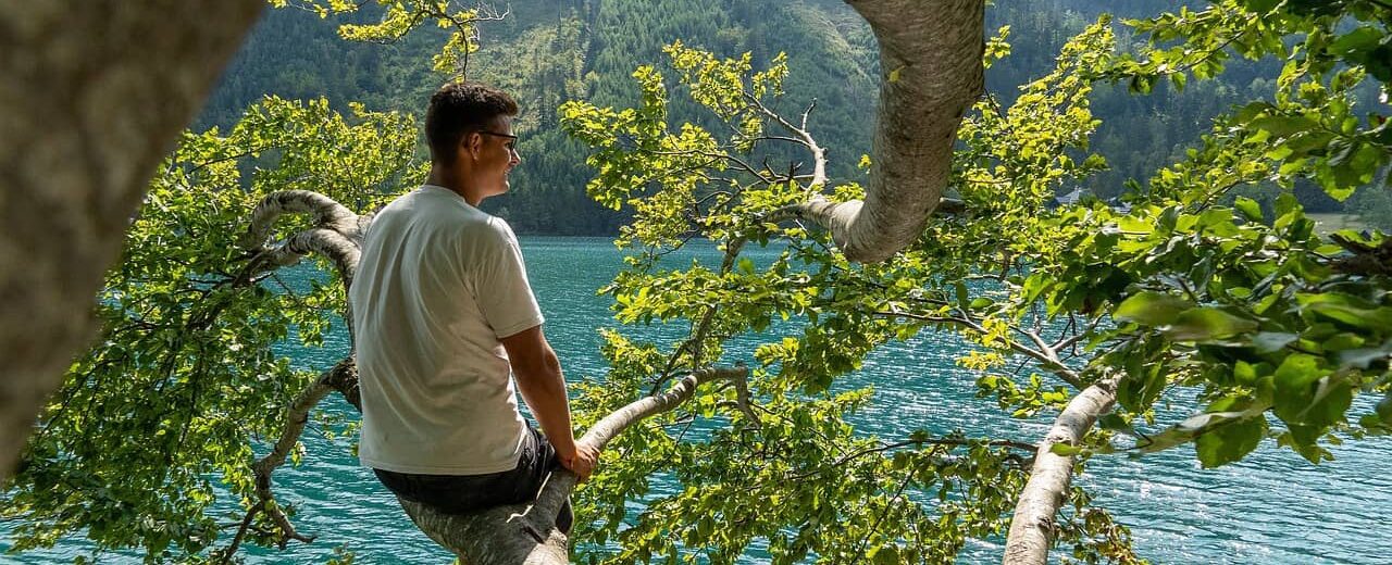 Muž na brehu jazeera