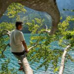 Muž na brehu jazeera