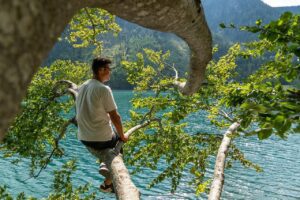 Muž na brehu jazeera